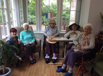 Residents of a Perthshire care home are learning French in foreign language workshops to help tackle dementia.